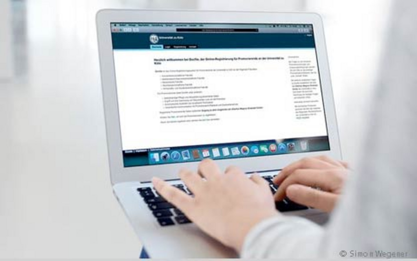 Docfile Registrierung Teaser - hands typing on a laptop